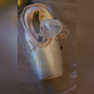 Sansha LYRICA Pointe Shoes SIZE 9M Light Pink Satin